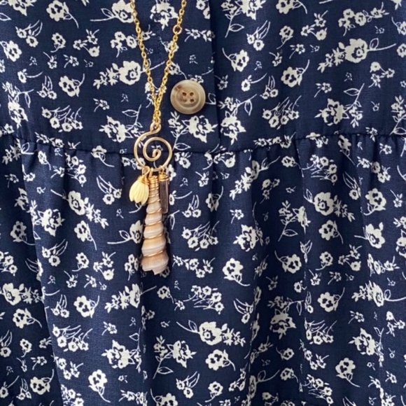 Paper crane in size l blue and white small floral print large ruffle length 27” - Picture 4 of 7